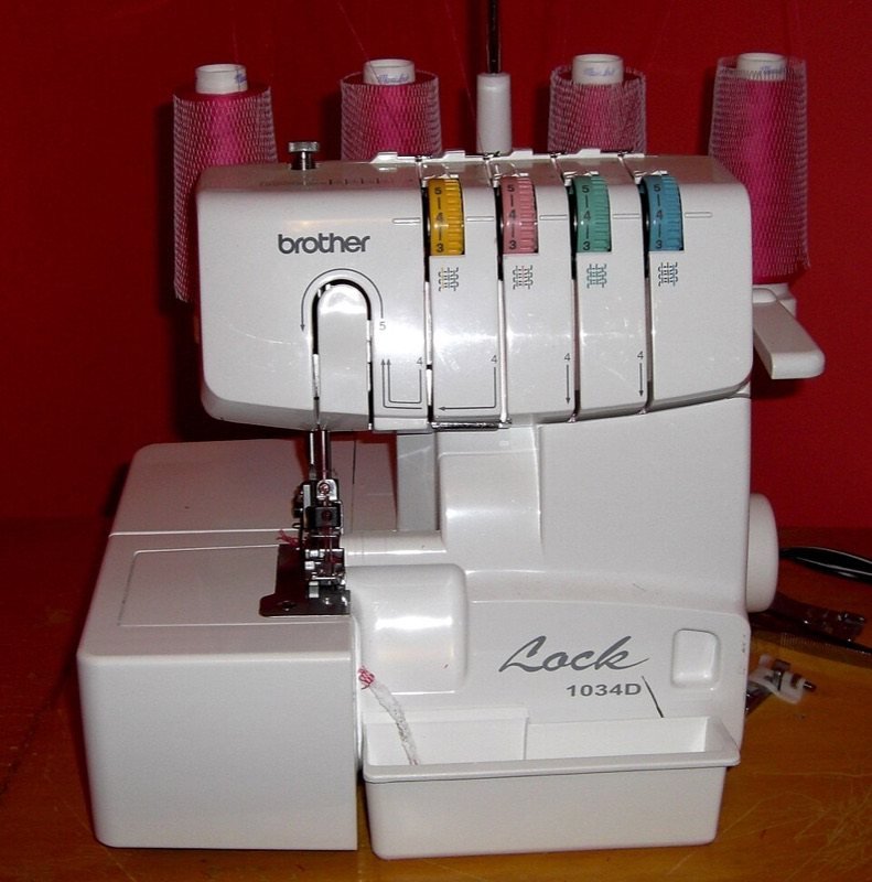 Remalladora doméstica Brother 1034D con cuatro conos de hilo